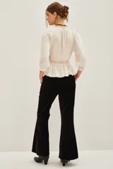 Pantalón de corte oxford confeccionado en velvet de algodón, con cierre frontal oculto, gancho metálico y botón interno. Presenta bolsillos diagonales, bolsillo ojal en la parte trasera y presillas en la cintura.