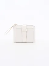 Billetera pequeña color crudo con cierre de cremallera y correa de mano.