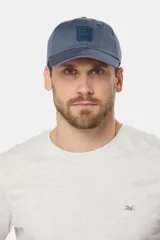 Gorra de béisbol azul de lona con logo en el frente.