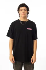 Remera negra de algodón con estampa en la espalda de un gato amarillo con anteojos y cigarrillo, con la palabra "RAD" debajo.