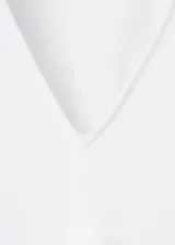 Camiseta blanca de algodón con cuello en V y mangas cortas de diseño holgado.