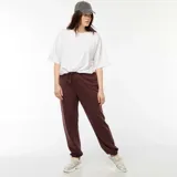 Pantalón de jogging color borgoña, con cintura elástica ajustable con cordón y tobillos ajustados.