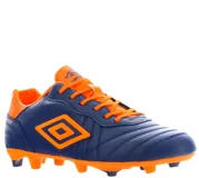 Championes de fútbol Umbro Touch FG, diseñados para césped natural. Presentan un acabado plateado metalizado con detalles en amarillo neón en el logo lateral, talón y tapones. Confeccionados en material sintético resistente con cierre de cordones.