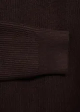 Jersey de punto grueso en color marrón chocolate, con diseño recto, cuello de solapa ancha y cierre frontal de cremallera. Presenta manga larga y un tejido de textura acanalada.