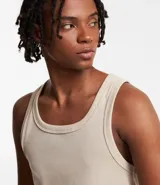 Musculosa masculina de cuello redondo, confeccionada en tejido acanalado de algodón con mezcla de poliéster y elastano. Diseño básico sin estampa, ideal para uso diario.