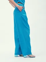Pantalón de vestir celeste con pinzas, tiro alto y corte palazzo.