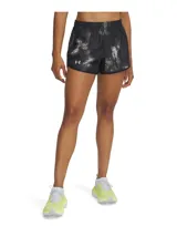 Short deportivo Under Armour modelo Fly By Printed, color negro con estampado abstracto en tonos grises y blancos. Cuenta con cintura elástica fruncida y el logo de la marca reflectante en el lateral.