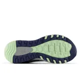 Championes de trail running New Balance 410 V8, color azul marino con detalles en gris y verde claro.