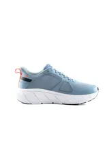 Championes Umbro modelo Bram para hombre, de color celeste con suela gruesa blanca, detalles en negro y tirador trasero en color naranja.