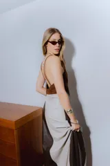 Vestido largo de cuero color marrón, beige y negro, con breteles finos y escote en la espalda. Confeccionado en cuero antílope y napa ovina.