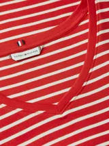 Remera de manga corta Tommy Hilfiger con escote en V y diseño de rayas horizontales rojas y blancas. Presenta el logo de la marca bordado en el pecho.