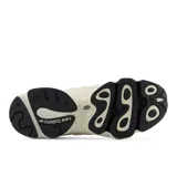 Championes urbanos New Balance modelo 1000, color beige, con diseño aerodinámico, logo N lateral y suela de goma con tecnología de amortiguación.