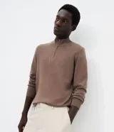 Suéter de punto color marrón, con cuello alto y cierre frontal parcial tipo half-zip, de manga larga y diseño regular.