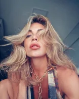 Collar plateado con eslabones grandes de metal con forma irregular.