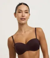 Soutien sin breteles color marrón, con copa hueca, tirantes desmontables y cierre en la espalda.