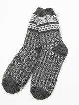 Medias de lana gruesa color gris oscuro con diseño jacquard en blanco y gris claro en el caño, con puntos antideslizantes en la planta.
