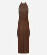 Vestido midi de color marrón con diseño de frente única y textura tipo anarruga. Presenta un corte ajustado al cuerpo y una abertura lateral en el ruedo.