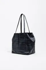 Bolso shopper mediano Bimba Y Lola de piel roja con grabado efecto cocodrilo, doble asa de hombro y logo metálico en la parte inferior.