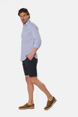 Bermuda clásica de color beige, confeccionada en una mezcla de algodón y spandex para mayor flexibilidad y comodidad.