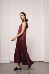 Vestido largo color ocre con estampado de cuadrados dorados, cuello alto y corte amplio. Incluye viso liso al tono.