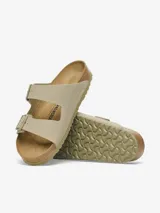 Sandalias Birkenstock Arizona color caqui, con dos correas ajustables con hebillas metálicas y plantilla anatómica de corcho y látex.