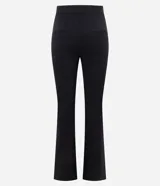 Pantalón de corte flare confeccionado en punto roma, con cintura estructurada, detalle de hebilla decorativa, cierre frontal y bolsillos posteriores.