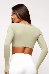 Top deportivo blanco de manga larga con escote cuadrado.