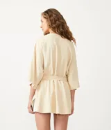 Kimono color crema de tejido viscolino con mangas anchas y lazo en la cintura.