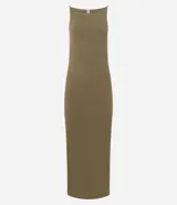 Vestido midi de corte ajustado, confeccionado en tejido de algodón con elastano. Presenta escote recto, breteles finos y una abertura en la parte trasera del ruedo.