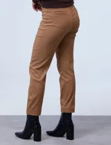 Pantalón negro de gabardina elastizada, corte slim, con pretina ancha con aplique de botones y largo de pierna pespunteado.