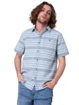 Camisa de manga corta Caterpillar, color celeste con diseño de rayas horizontales blancas y azules, corte regular y bolsillos en el pecho con botón y etiqueta con logo.