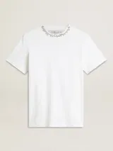 Remera blanca de algodón con cuello redondo y cristales aplicados.