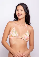 Top de bikini triangular con estampado floral multicolor en tonos rosa, verde y naranja. Tiene tirantes finos para atar en cuello y espalda, forro y copas desmontables.