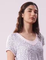Camisón corto de tejido suave con estampado de leopardo en tonos grises y rosados, con escote redondo y mangas cortas.