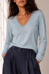 Remera de manga larga y escote en V, color celeste melange, de calce cómodo y relajado.