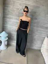 Pantalón cargo color verde agua, de corte ancho y tiro alto, con cintura elastizada y bolsillos laterales.