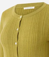 Cardigan de punto canelado color verde oliva, con cuello redondo, manga larga y cierre frontal abotonado.