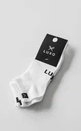 Pack de dos pares de soquetes blancos de algodón con spandex. Presentan el logo de la marca tejido en la planta del pie y una pequeña etiqueta negra con el logo de la tijera en el borde superior.