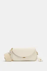 Bolso bandolera alargado de color blanco marfil con solapa redondeada y detalle metálico dorado. Incluye doble asa bandolera ajustable, una de ellas en tejido.