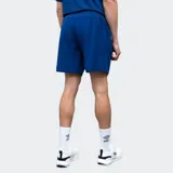 Short deportivo Umbro de color gris, con detalles laterales negros y logo de la marca bordado en blanco.