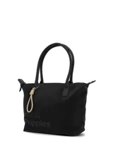 Cartera tipo tote de hombro confeccionada en poliéster reciclado engomado, color negro. Cuenta con compartimento principal con cierre de cremallera, bolsillo interior con cierre, bolsillo trasero con cierre y detalle de llavero decorativo. Presenta el logo de la marca grabado en el frente.