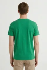 Remera de cuello redondo y manga corta, confeccionada en algodón de alta calidad con un diseño liso y corte clásico.