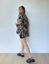 Sandalias negras de cuero con tiras cruzadas, plataforma track y hebilla lateral.