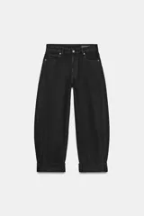 Jeans de tiro medio con corte balloon leg y largo completo. Presentan diseño de cinco bolsillos, cintura con trabillas, cierre frontal con cremallera y botón, y bajo con acabado en vuelta.