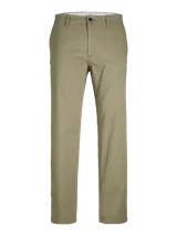 Pantalón chino color verde oliva, de tiro medio y corte relajado. Cierre con cremallera y dobladillo vuelto en el bajo.