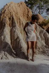 Top tejido al crochet color crudo, con capucha integrada y espalda descubierta.