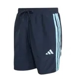 Short de baño Adidas color azul marino con las icónicas tres tiras laterales en celeste y logo de la marca estampado en la pierna. Cuenta con cintura elástica con cordón de ajuste.