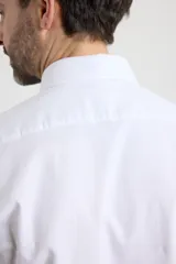 Camisa blanca de vestir, de manga larga y corte clásico.