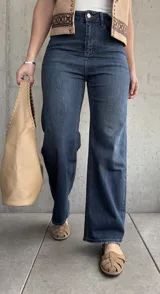 Jean de tiro alto y corte recto, confeccionado en denim azul oscuro con lycra.