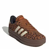 Championes urbanos Adidas modelo VL Court Bold con diseño de plataforma, estampado animal print en tonos marrones, tres bandas laterales en color crema y suela de goma marrón.